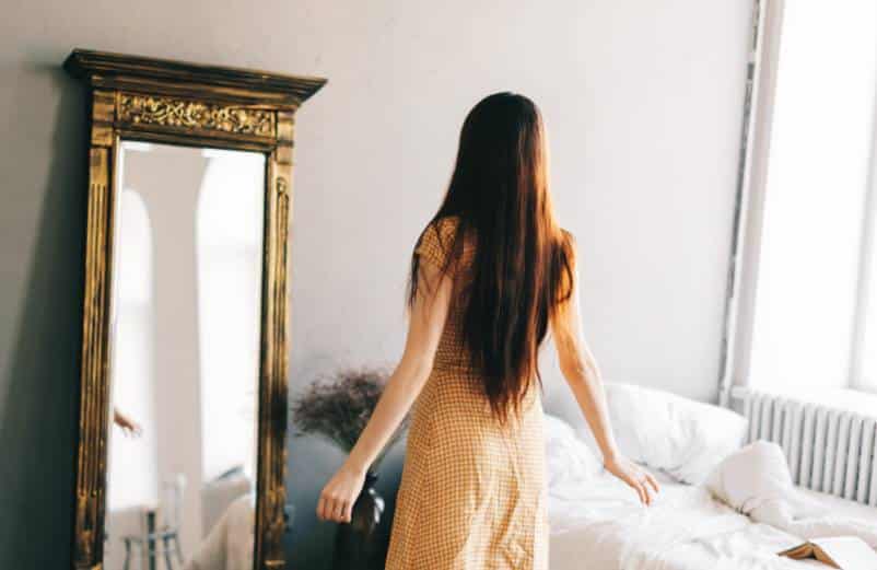 À quelle hauteur fixer un miroir vertical ? Conseils de décoration