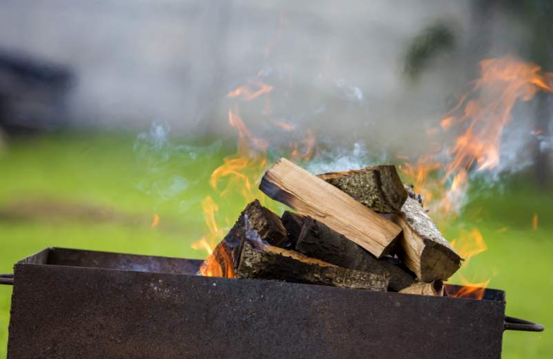 Comment allumer un barbecue facilement : techniques pour charbon, bois et gaz