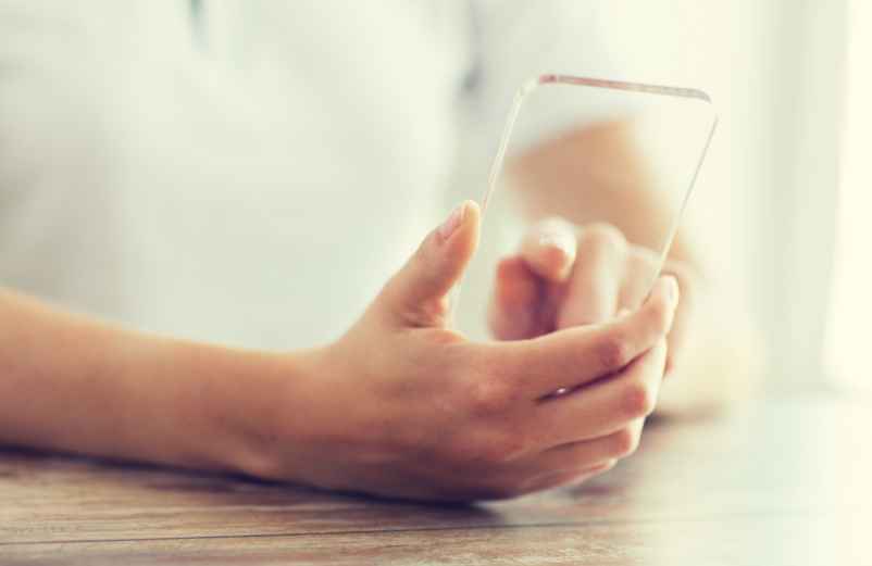 Comment nettoyer et blanchir une coque transparente de téléphone