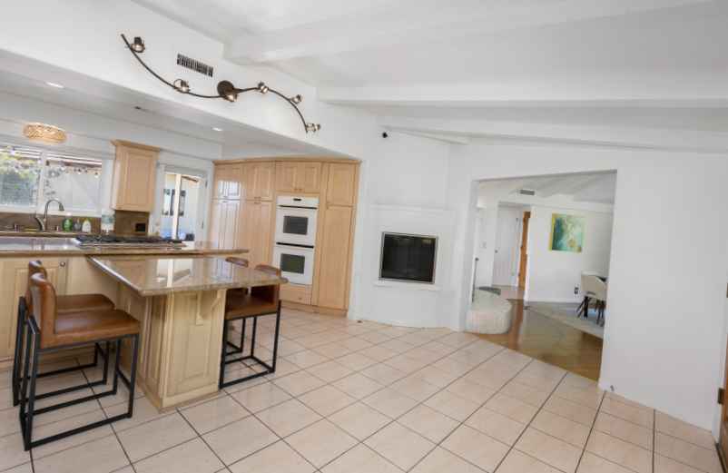Petite cuisine en L avec îlot central : astuces pour optimiser l’espace et le design
