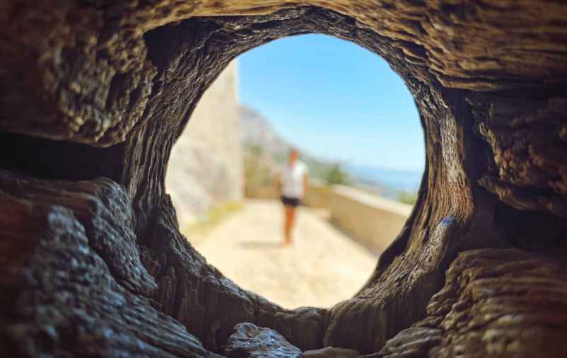 Un grand trou dans un mur