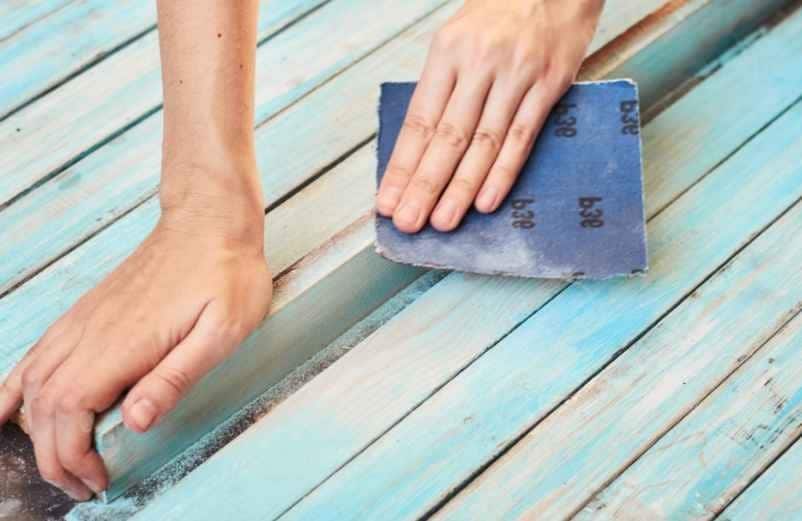 Comment décaper la peinture sur du bois efficacement sans abîmer le support ?-Polville Habitat
