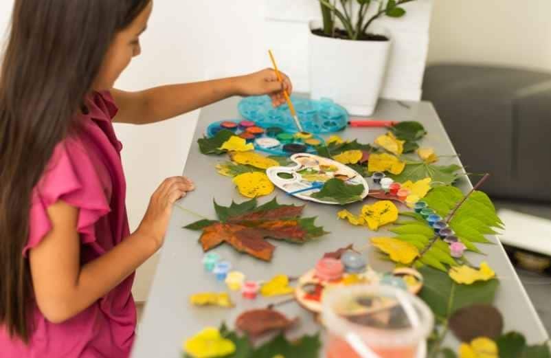 Pourquoi proposer une activité manuelle avec des feuilles d’arbres aux enfants ?-Polville Habitat