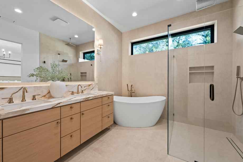4 idées d’aménagement de salle de bain avec douche et baignoire moderne-Polville Habitat