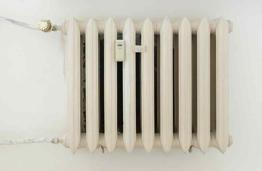 Comment peindre un radiateur en fonte sans le démonter et obtenir un rendu propre ?-Polville Habitat