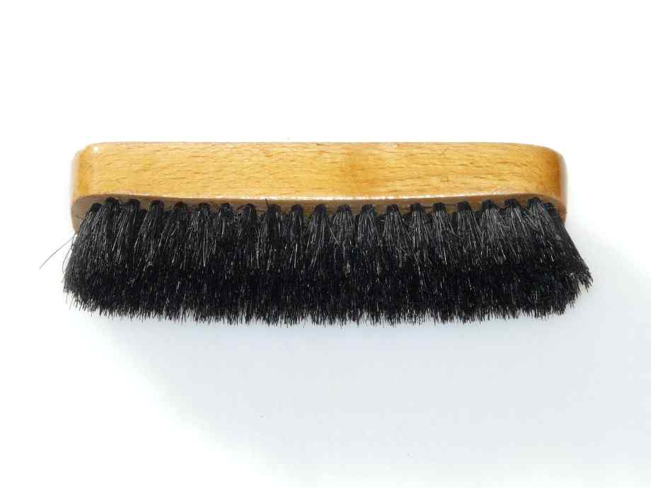 Comment utiliser la brosse pour nettoyer le daim sans l’abîmer ?-Polville Habitat