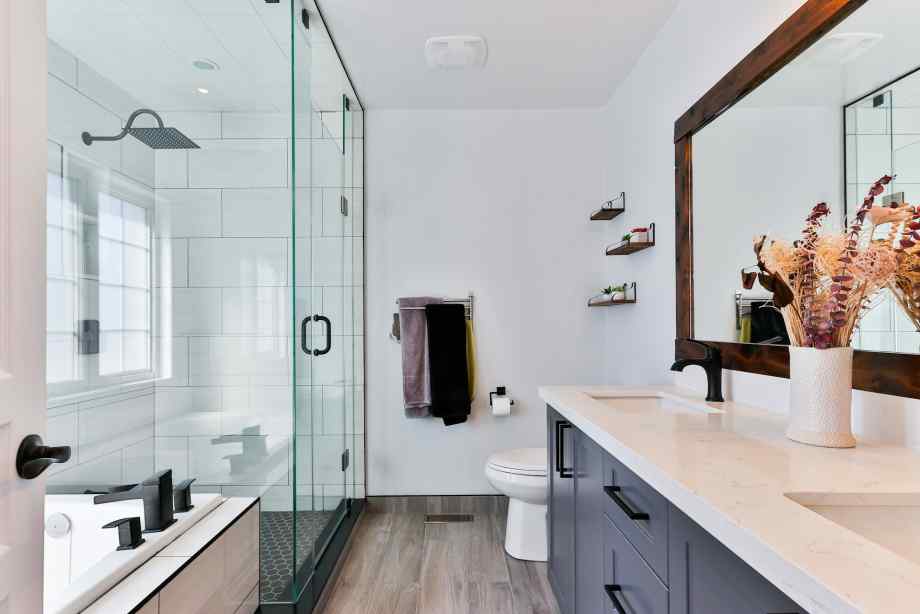 Idées d’aménagement pour une petite salle de bain rectangulaire moderne-Polville Habitat