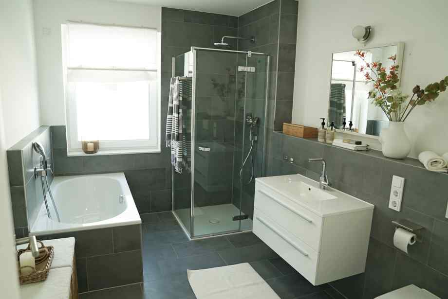 La douche intégrée à la baignoire pour gagner de la place-Polville Habitat
