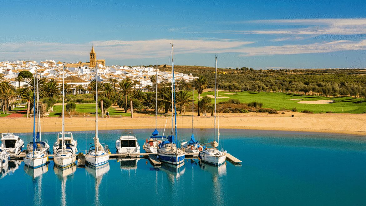 On l'appelle le « petit Monaco » de l'Espagne,
mais cette ville aux plages préservées et aux terrains de golf est
un joyau caché pour les ponts de mai