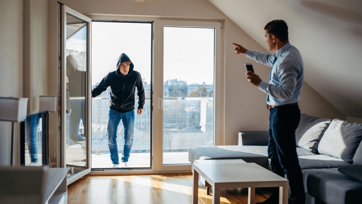 Sécuriser son Airbnb contre les squats : les 3 méthodes infaillibles mises en place par les propriétaires
