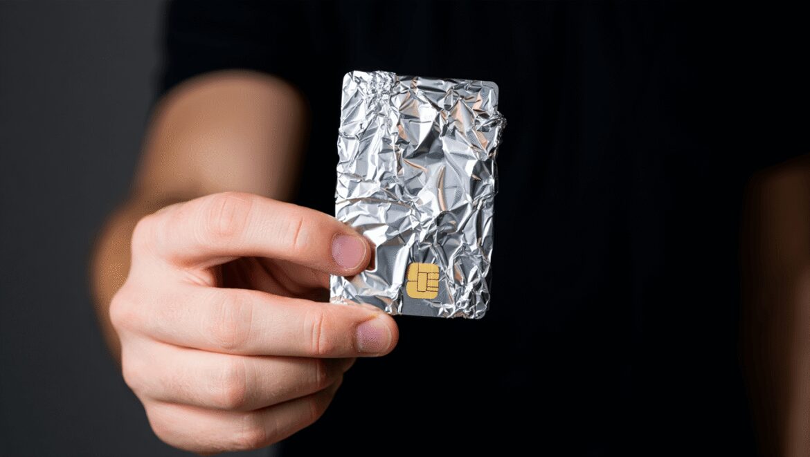 Voici pourquoi vous devez envelopper votre carte
bancaire avec du papier aluminium