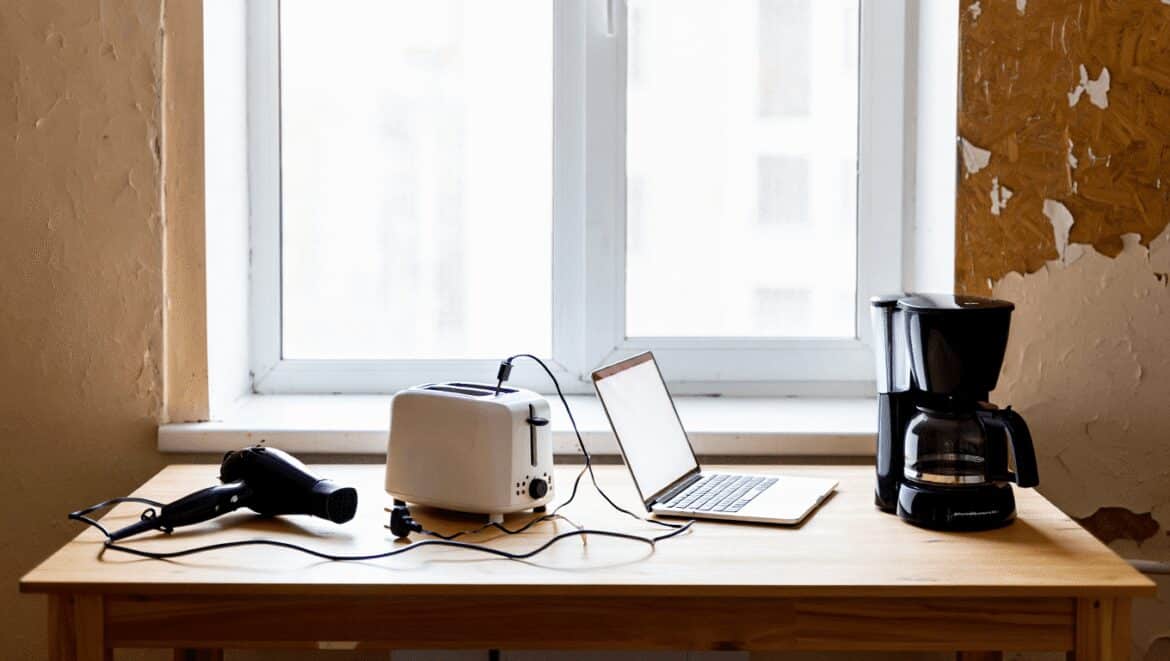 "Ils peuvent subir un court-circuit." : ces 4
appareils à débrancher immédiatement en cas de forte chaleur, selon
notre expert