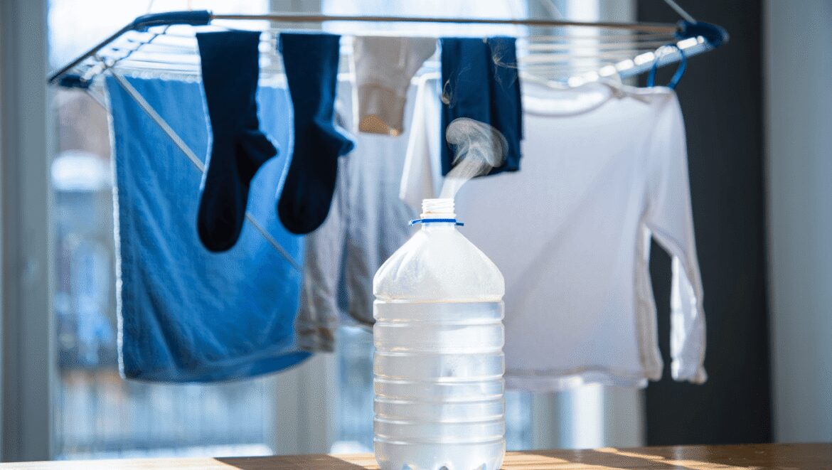 Une bouteille d’eau chaude sous l’étendoir suffit
pour sécher le linge deux fois plus vite sans machine