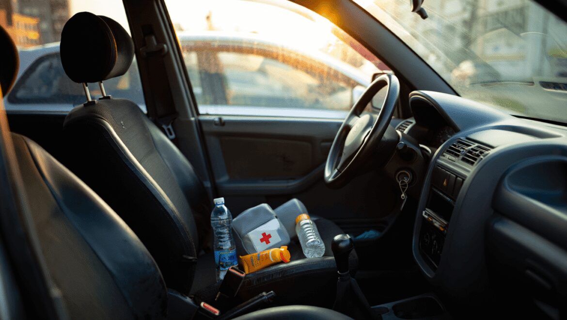 Vague de chaleur : sprays, batteries, bouteilles
d'eau... les objets à ne jamais oublier dans sa voiture