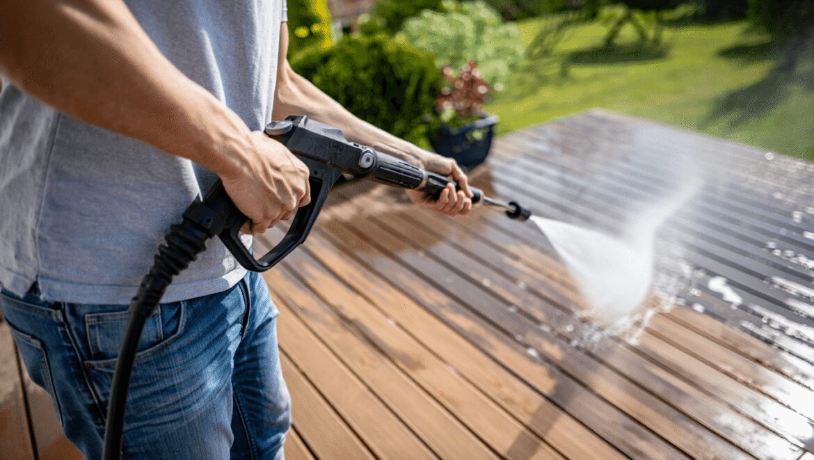 « Je croyais rafraîchir ma terrasse » : cette
erreur avec le nettoyeur haute pression peut ruiner définitivement
votre extérieur en bois