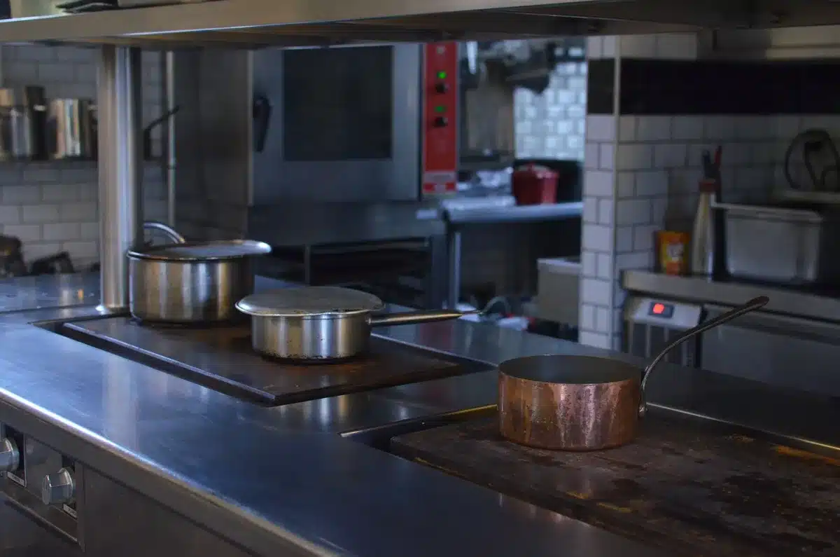 Appareils de cuisine débranchés pour réduire la chaleur accumulée