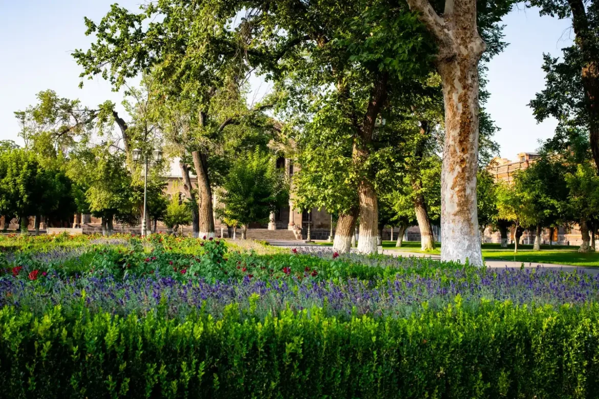Espaces verts intégrés en ville avec arbres, fleurs et corridors écologiques reliant les habitats urbains