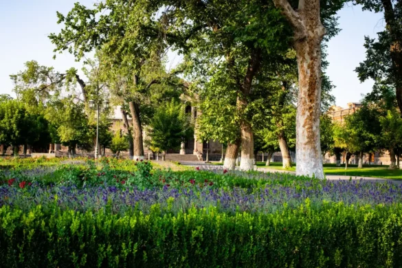 Espaces verts intégrés en ville avec arbres, fleurs et corridors écologiques reliant les habitats urbains