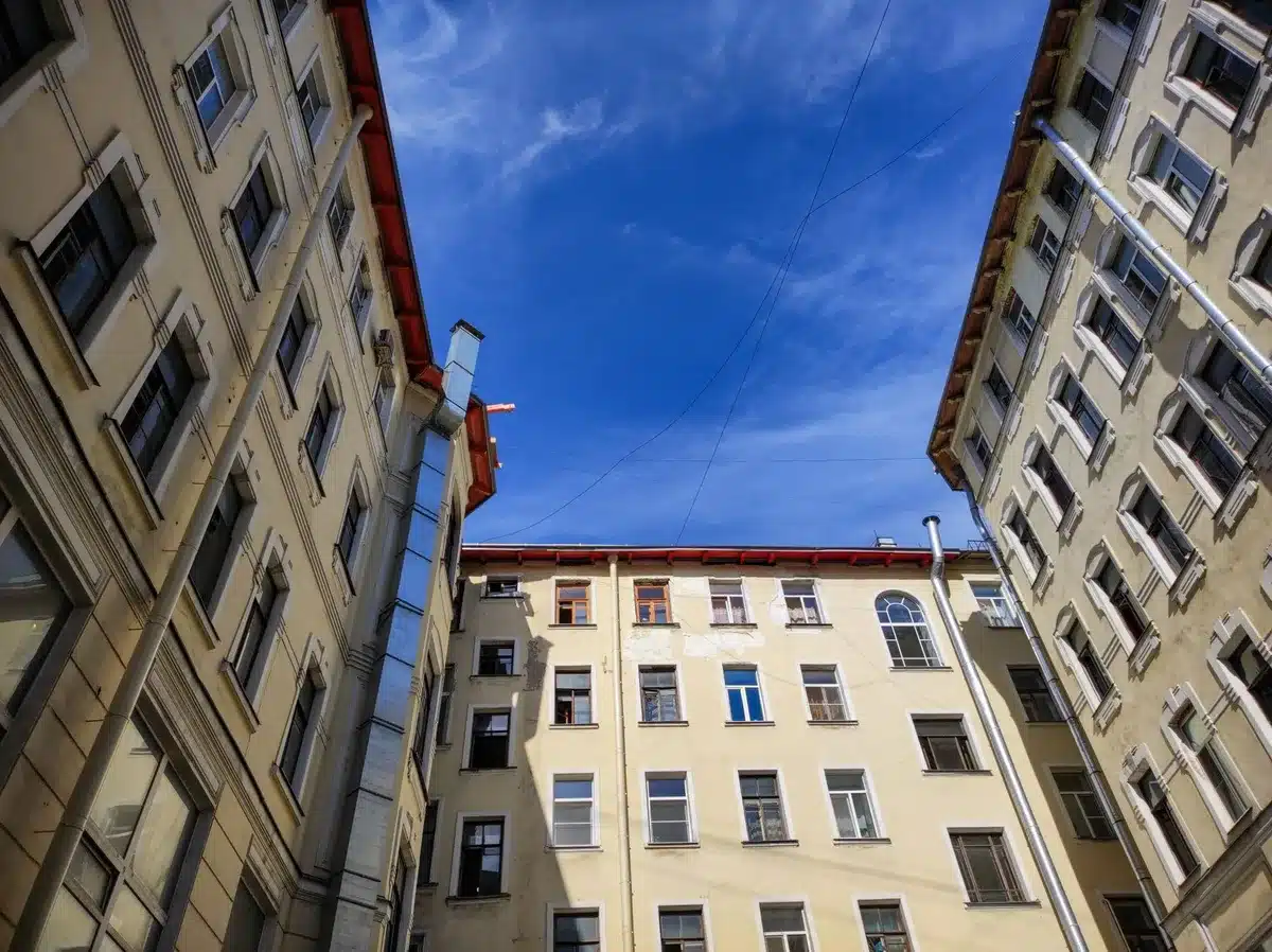 Façade d'une maison avec indication de l'orientation solaire selon les heures de la journée