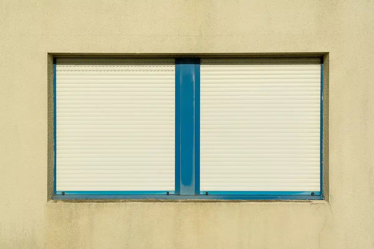 Volets fermés pendant la journée pour bloquer la chaleur solaire directe