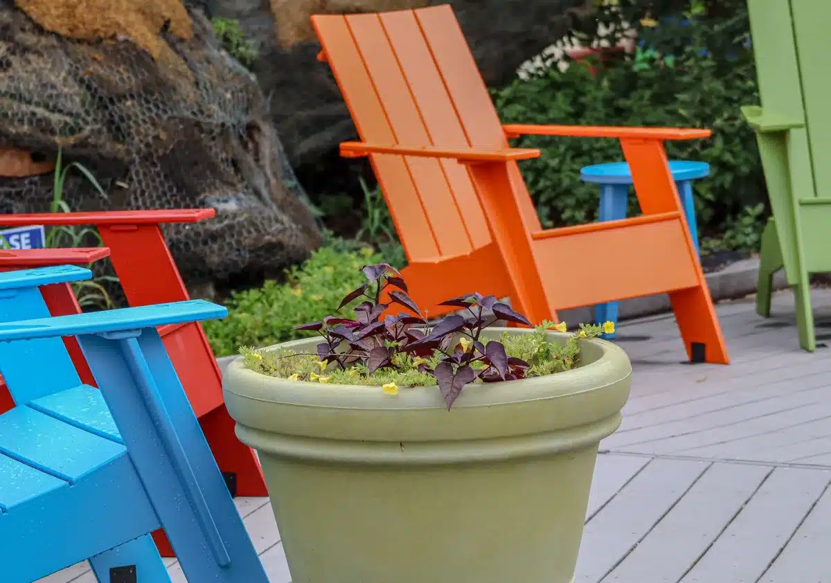 Assise de chaise transformée en jardinière surélevée avec plantes et drainage