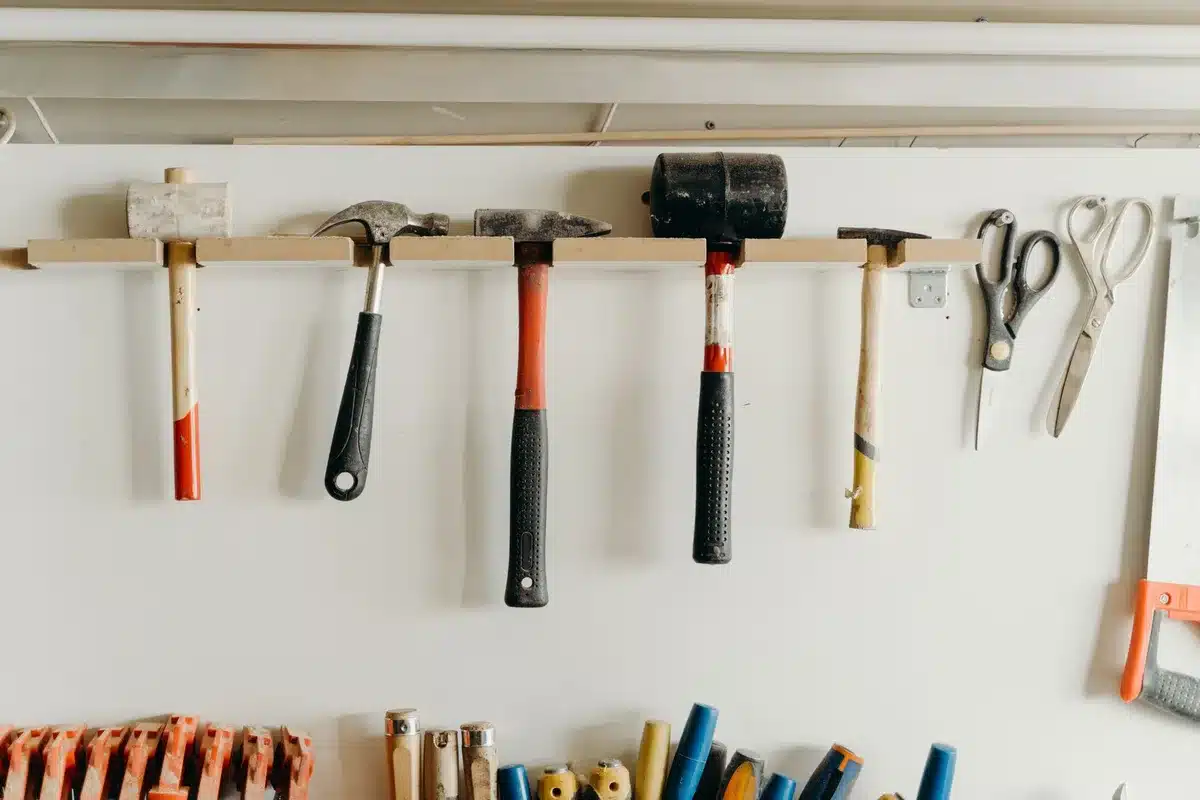 Installation d'étagères dans un placard : tasseaux, supports et fixations