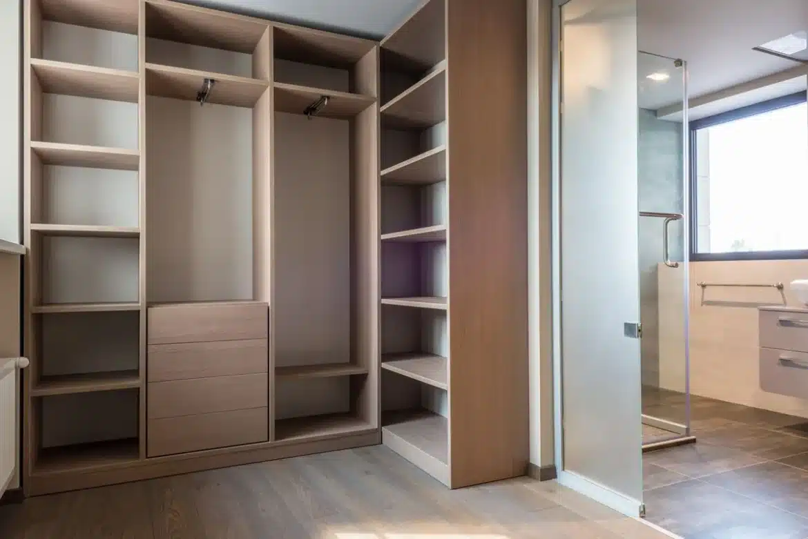 Petites étagères organisées dans un placard avec rangements pratiques et boîtes bien alignées