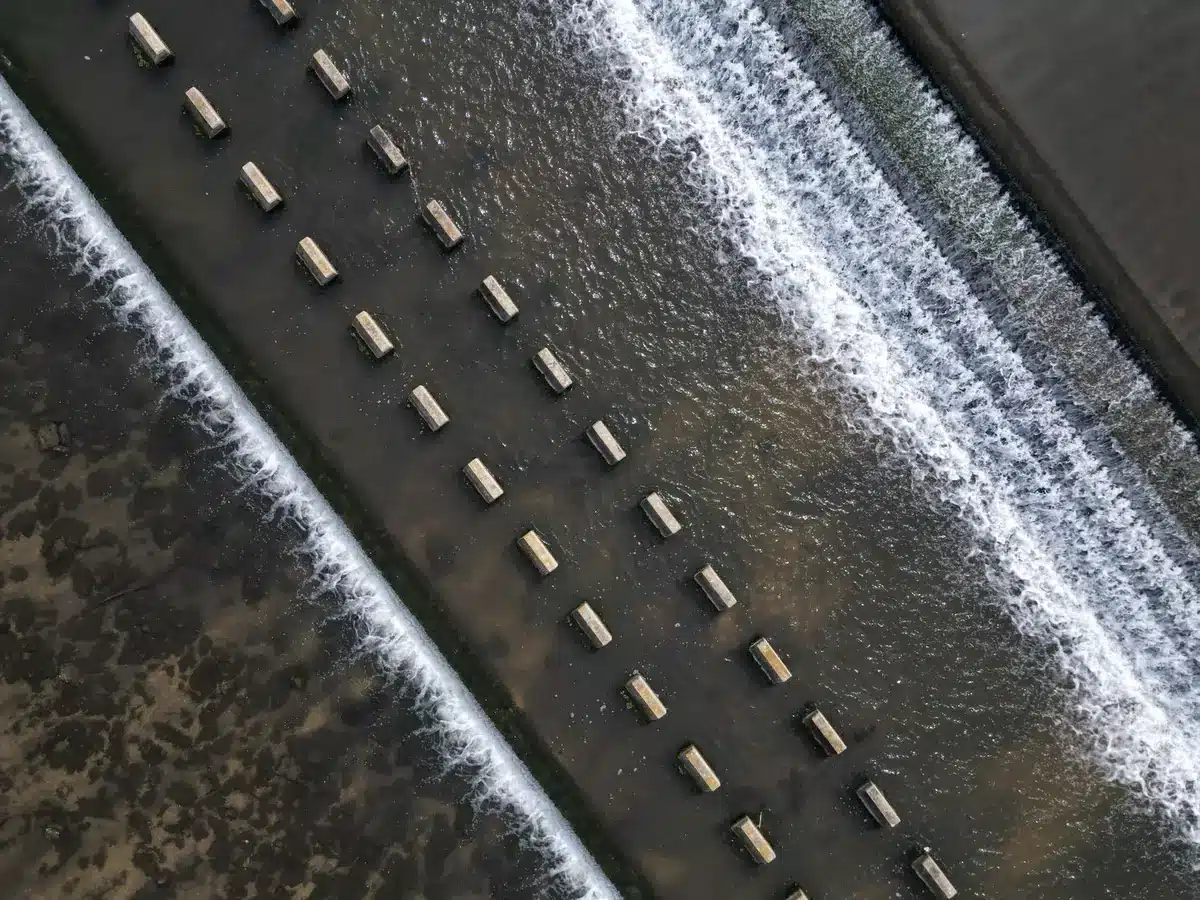 Barrage et seuil fragmentant un cours d'eau montagnard, illustrant les obstacles à la continuité écologique.