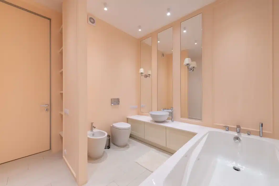 Des écorces d'orange fraîches placées dans une cuvette de toilettes pour neutraliser les odeurs naturellement.