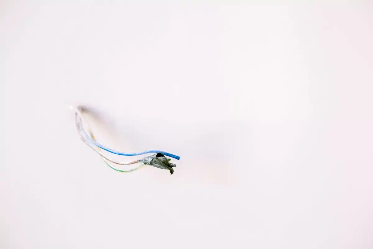 Prise électrique surchargée avec plusieurs appareils branchés
