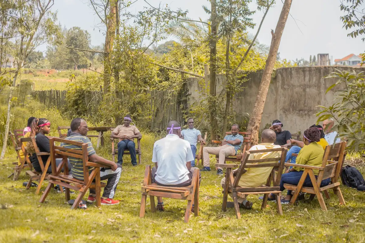 Groupe de citoyens en atelier participatif discutant d'un projet collectif