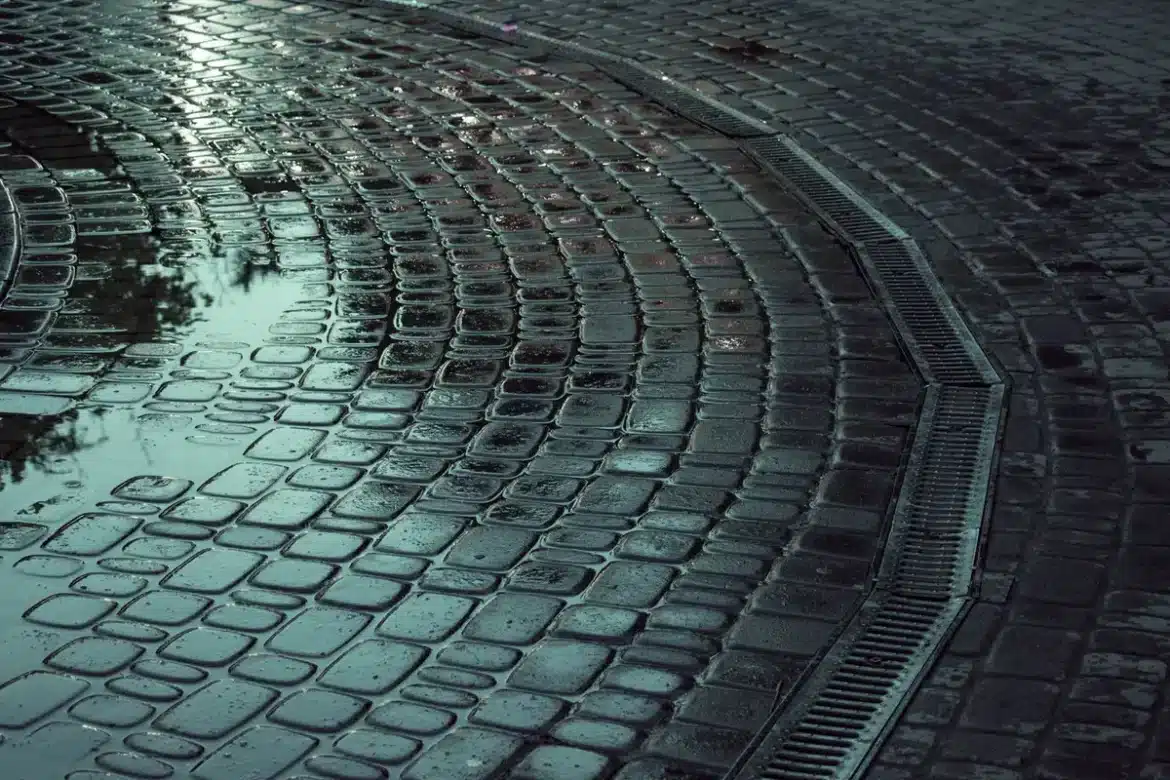 Bacs de signalisation remplis d'eau sur un chantier de construction par temps pluvieux