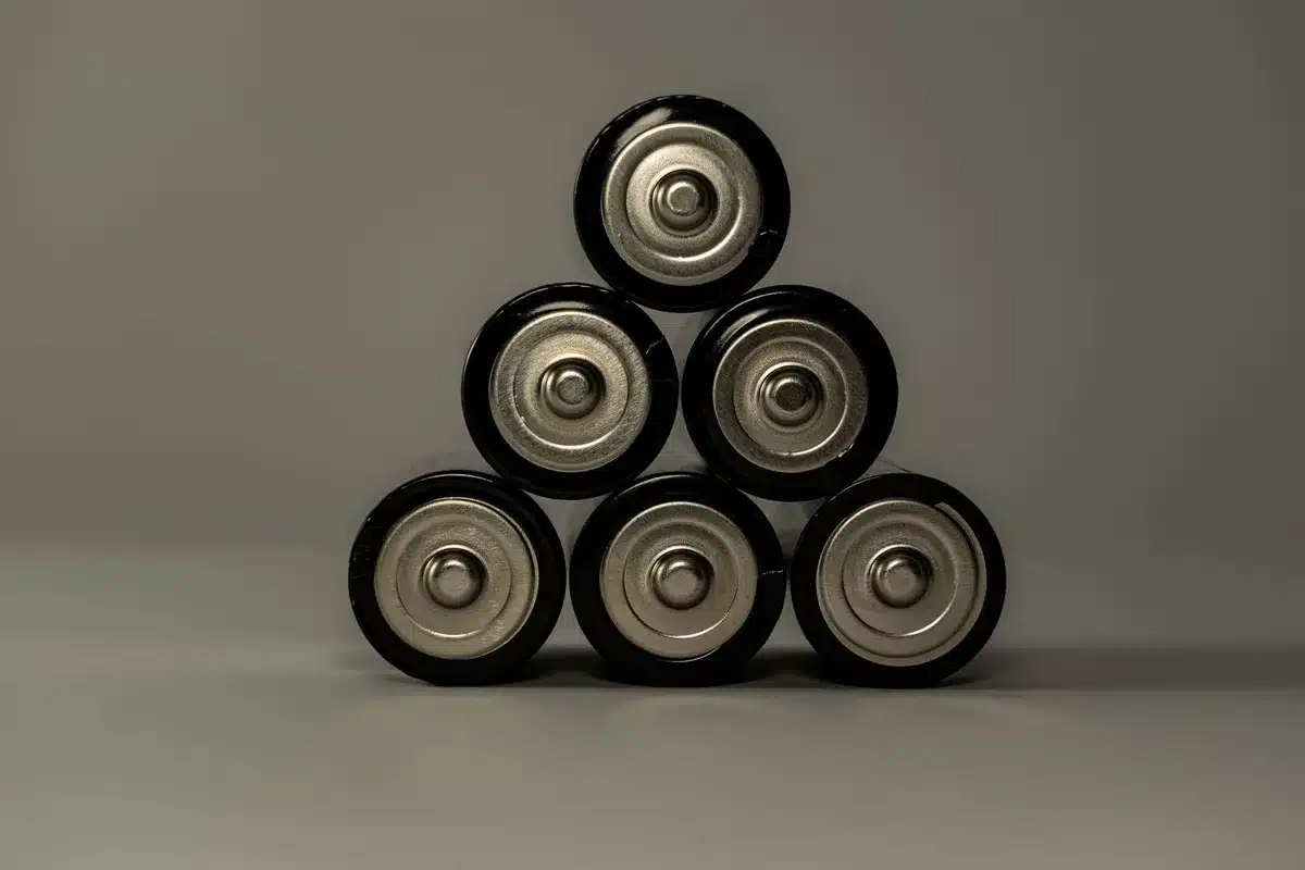 Batteries rechargeables NiMH et Li-ion utilisées dans les lampes solaires