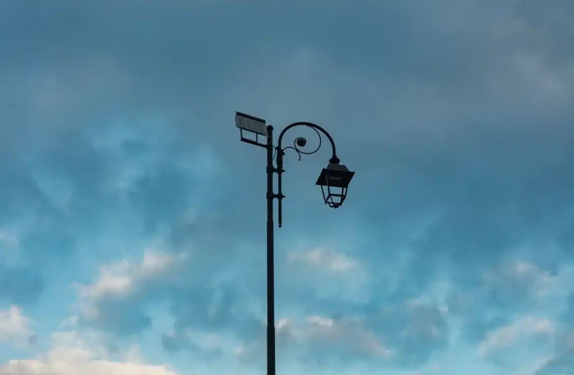 Lampes solaires décoratives et balises lumineuses allumées dans un jardin au crépuscule
