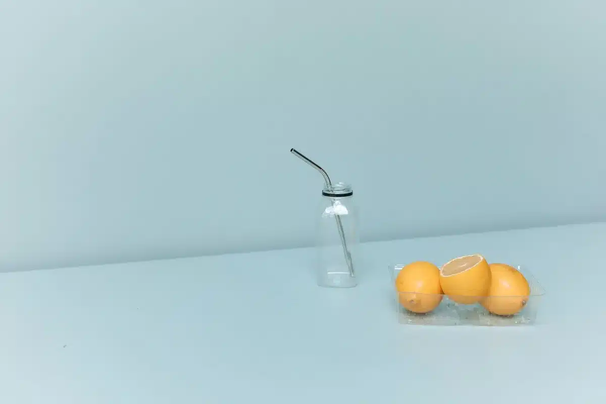 Application de jus de citron frais sur une zone tachée d'un oreiller blanc avec un linge propre.