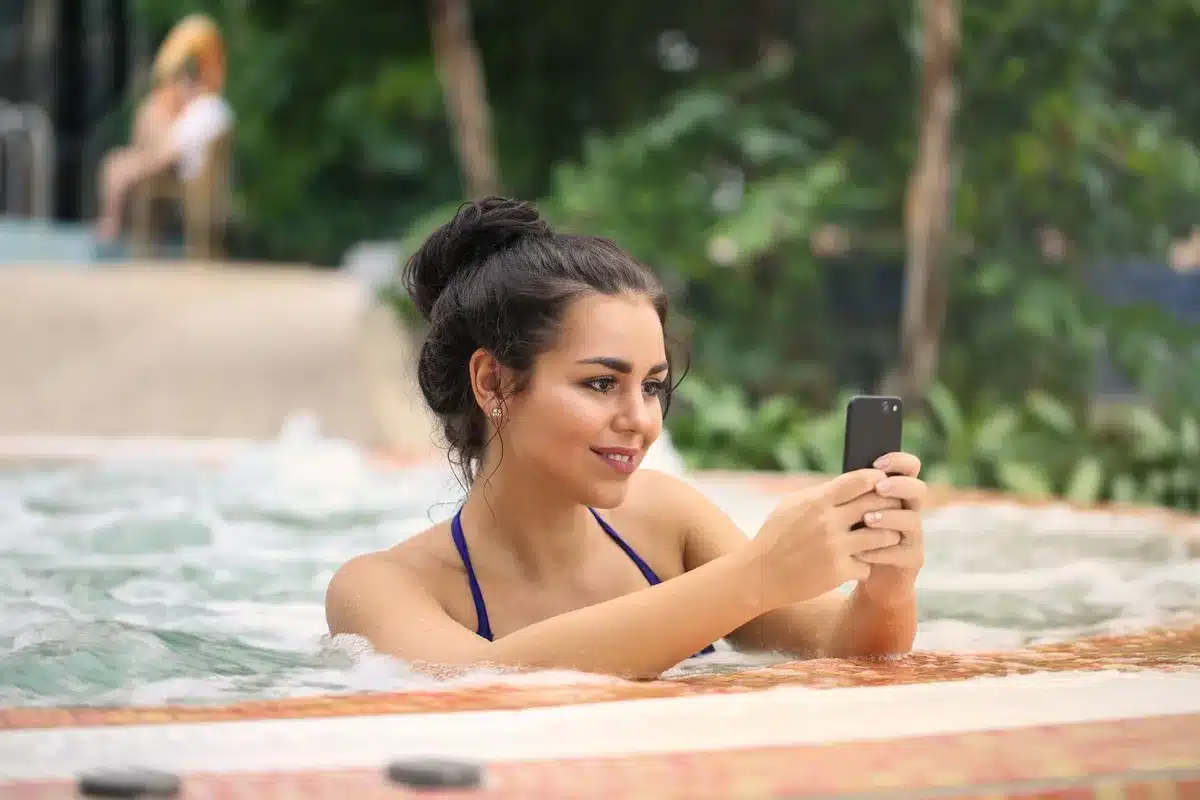Cellule d'électrolyse et système de traitement au sel pour piscine