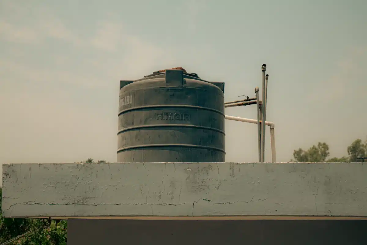 Système de récupération d'eau pluviale intégré à une maison moderne