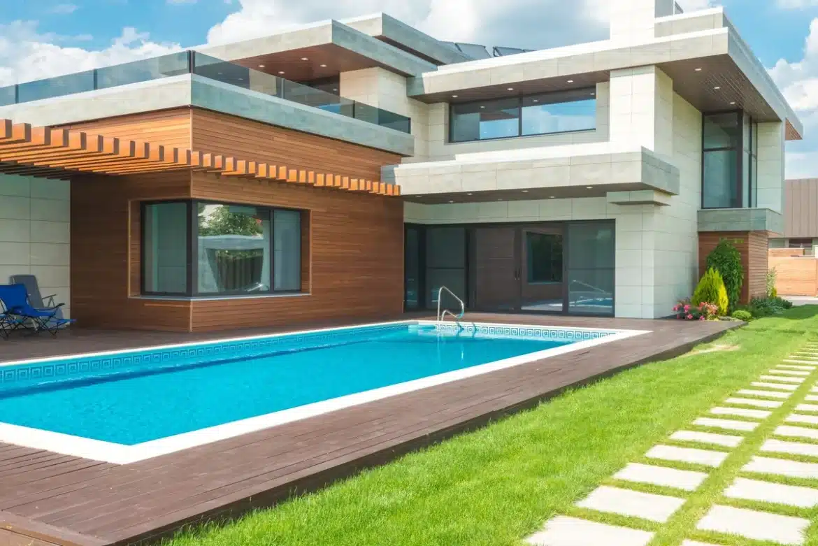 Petite piscine résidentielle avec niveau d'eau réduit dans un jardin sec en période de sécheresse