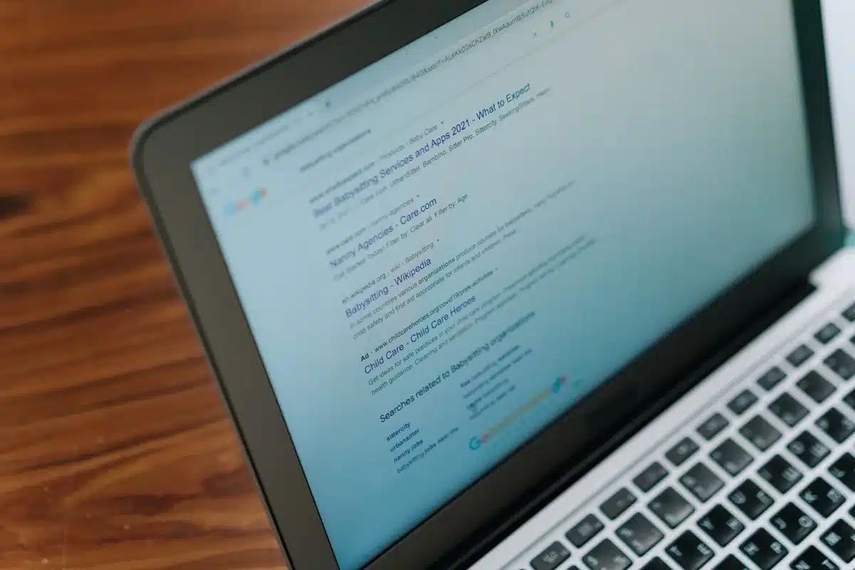 Écran affichant des résultats de recherche avec plusieurs onglets et filtres appliqués