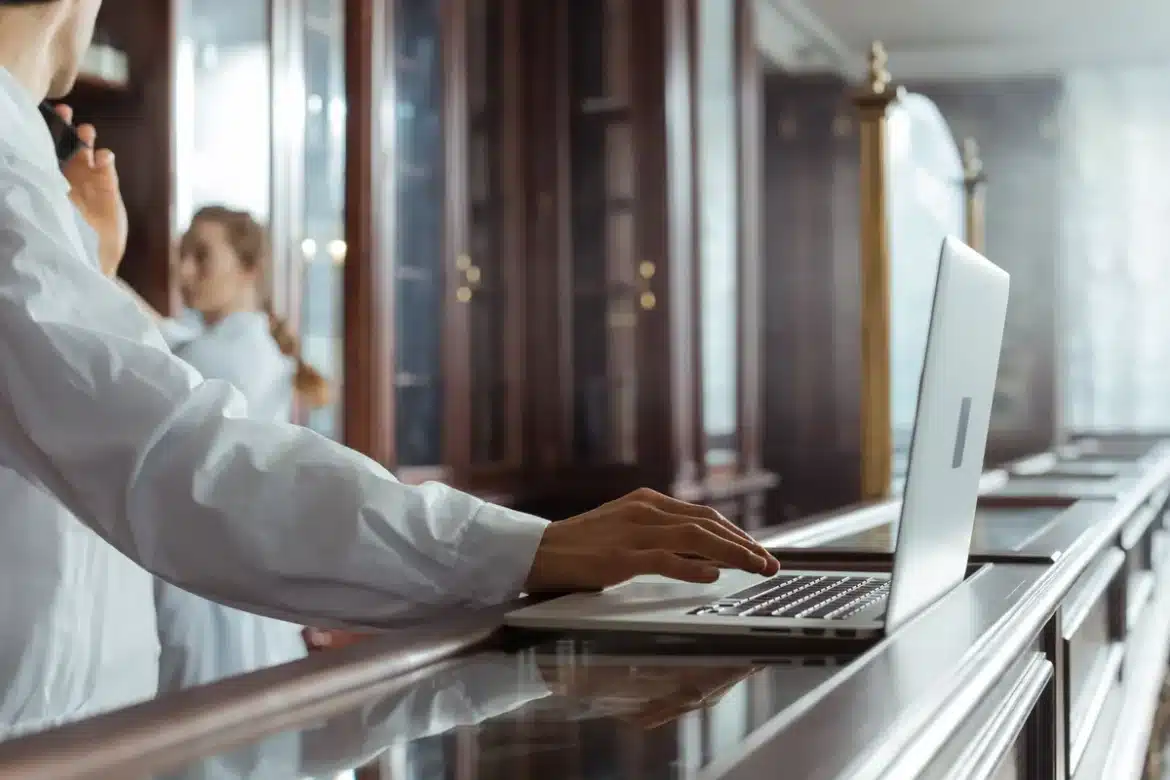 Mains tapant sur un clavier d'ordinateur avec une fenêtre de recherche ouverte et des notes de vérification