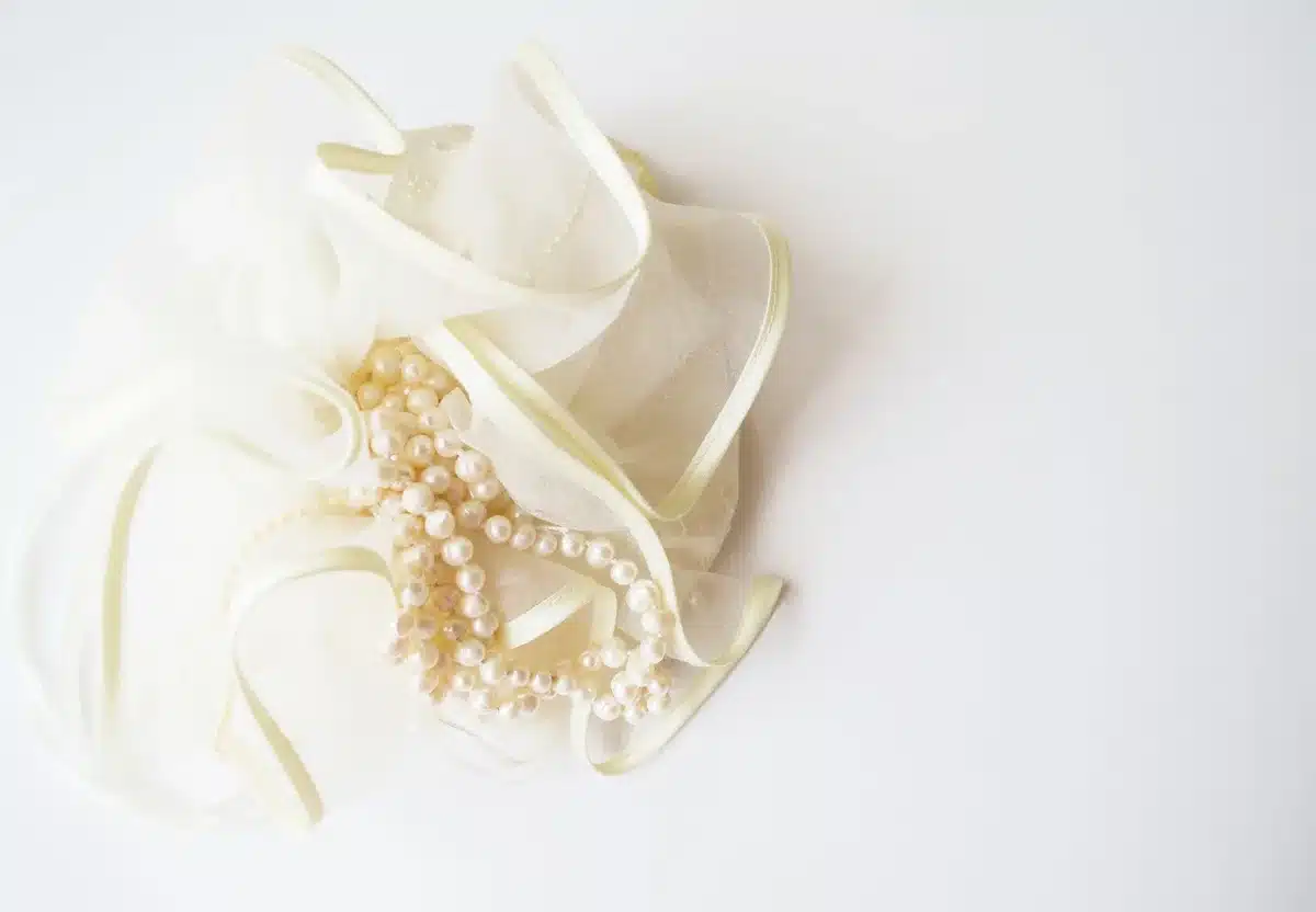 Perles et pierres fragiles nettoyées délicatement avec un chiffon doux et humide