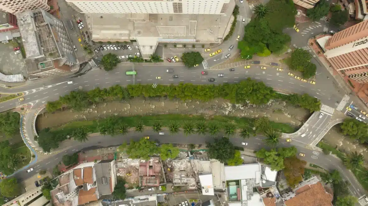 Espaces verts variés intégrés dans un environnement urbain dense : jardins fleuris, toits végétalisés et corridors de vé