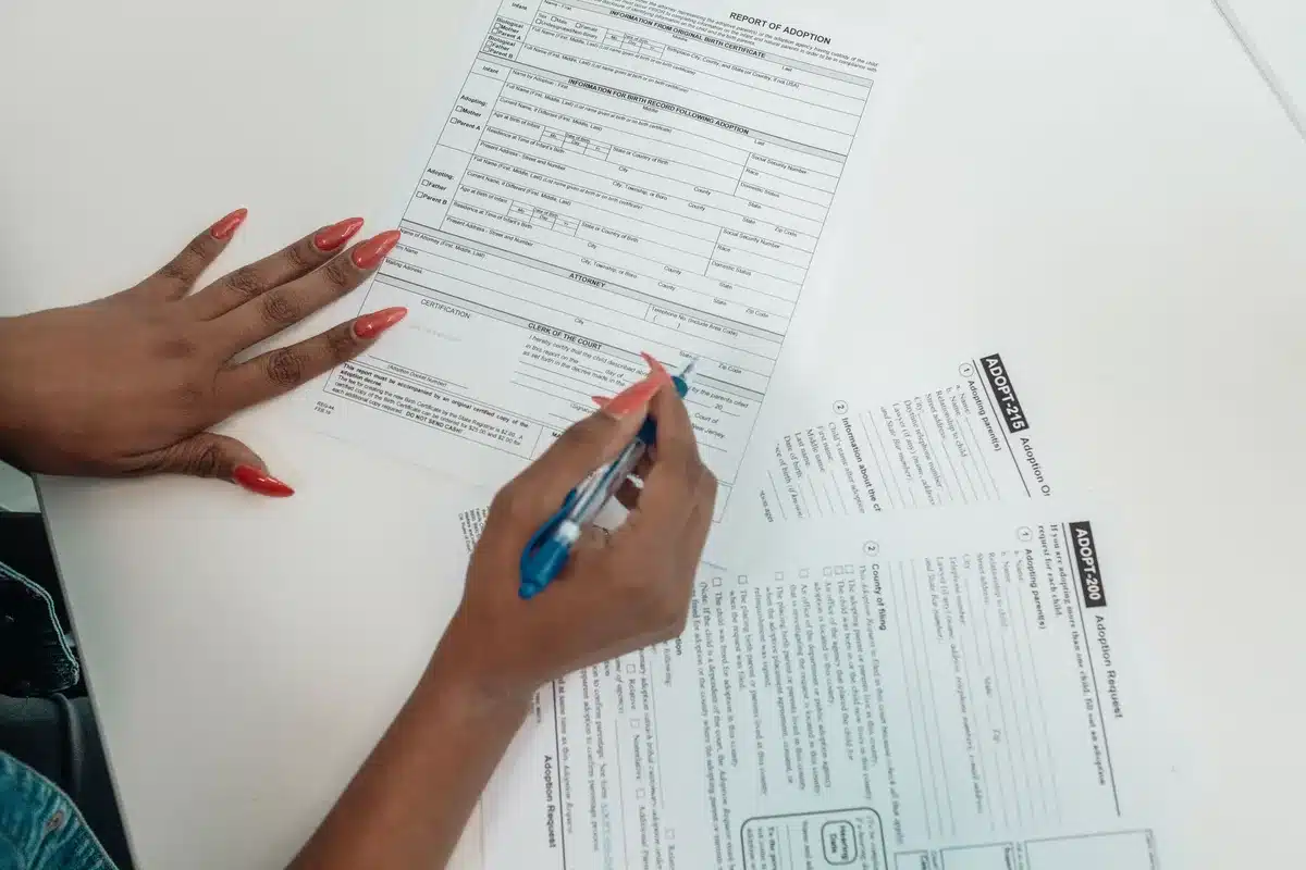 Personne complétant un formulaire d'inscription avec documents d'identité