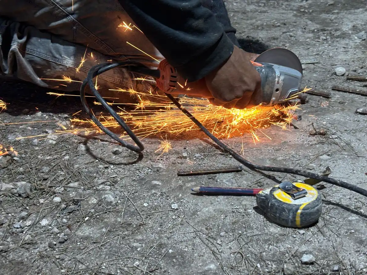 Outils de bricolage générant des étincelles, comme une meuleuse, interdits en période de vigilance rouge