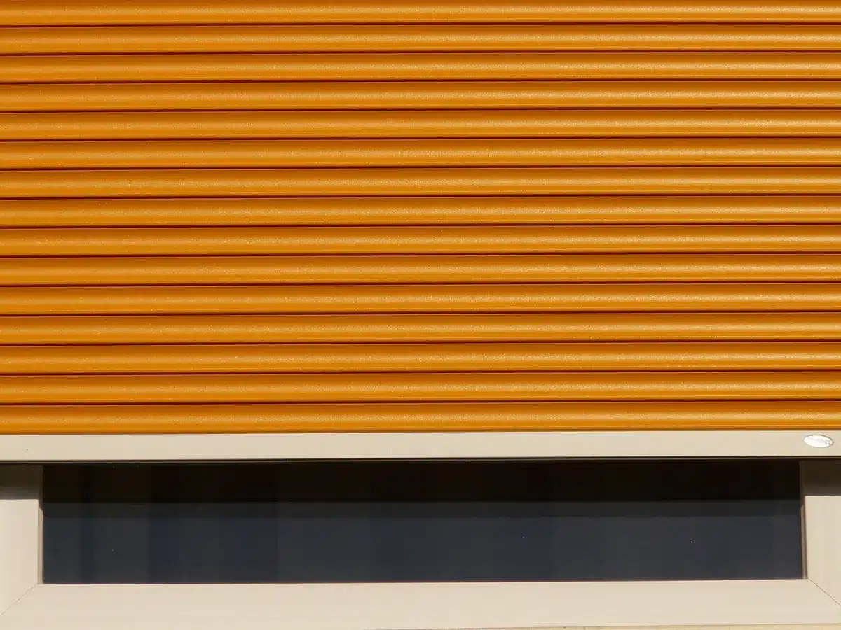 Différents types de protections solaires : volets, stores et brise-soleil