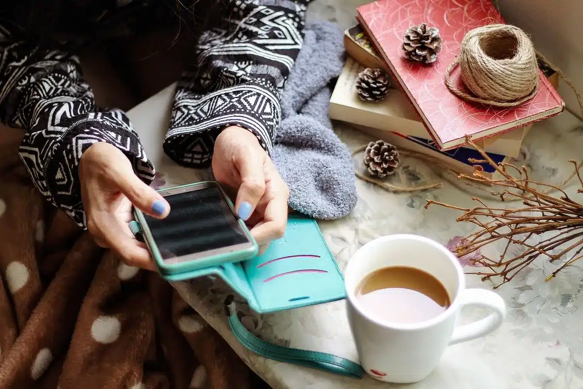 Schéma simple montrant comment une feuille conductrice peut dévier des ondes autour d’un téléphone