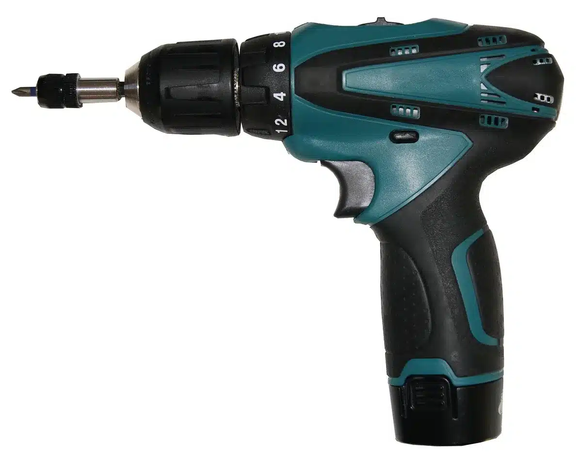 Outils de bricolage pour l'assemblage : perceuse-visseuse, niveau, serre-joints et maillet