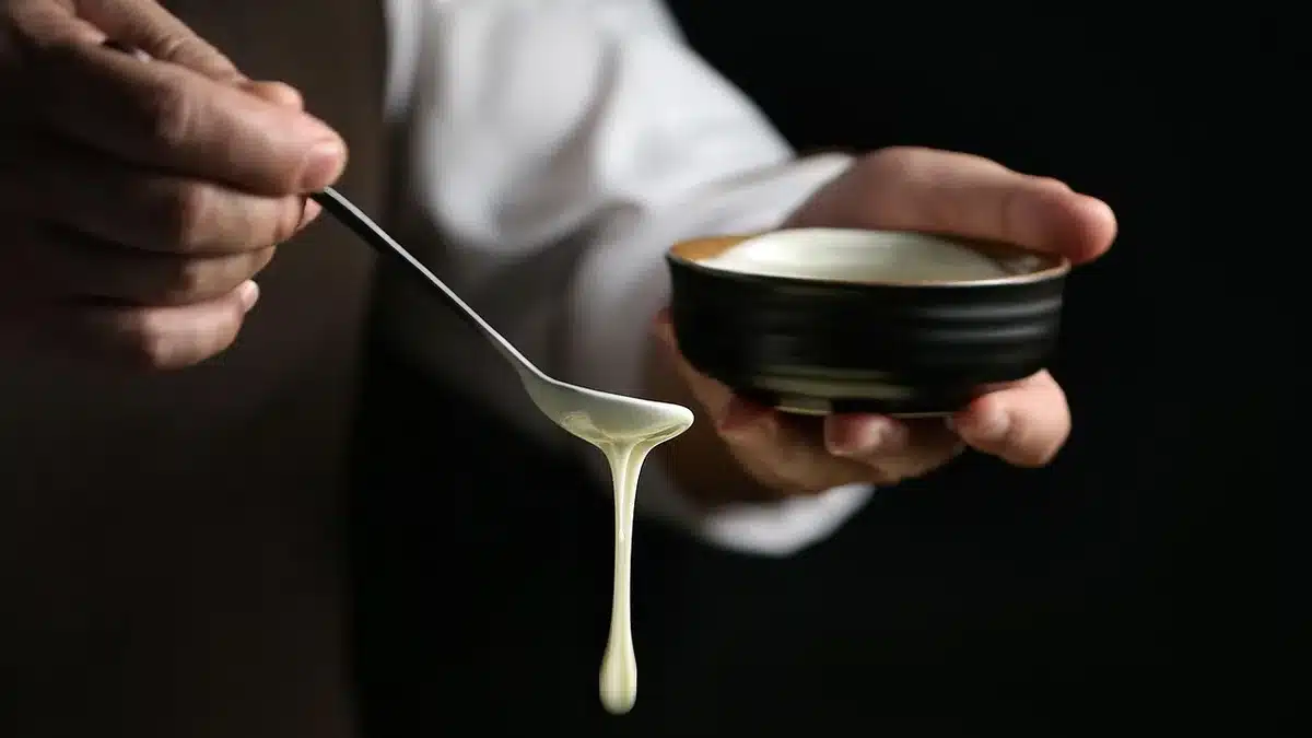 Pâte de bicarbonate et dentifrice prête à l'application sur un chiffon