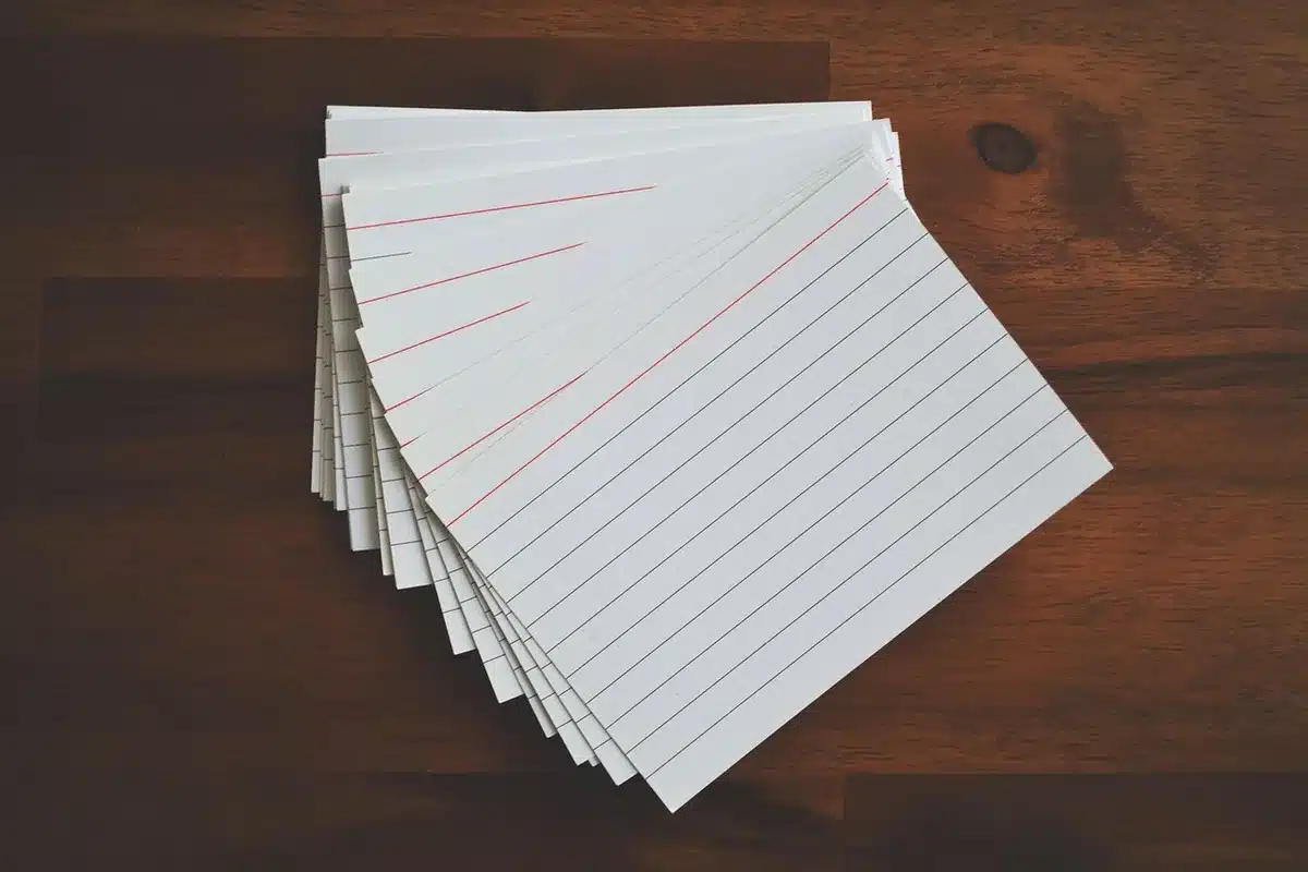 Différents types de cartons et cartes étiquetés pH neutre posés sur une table