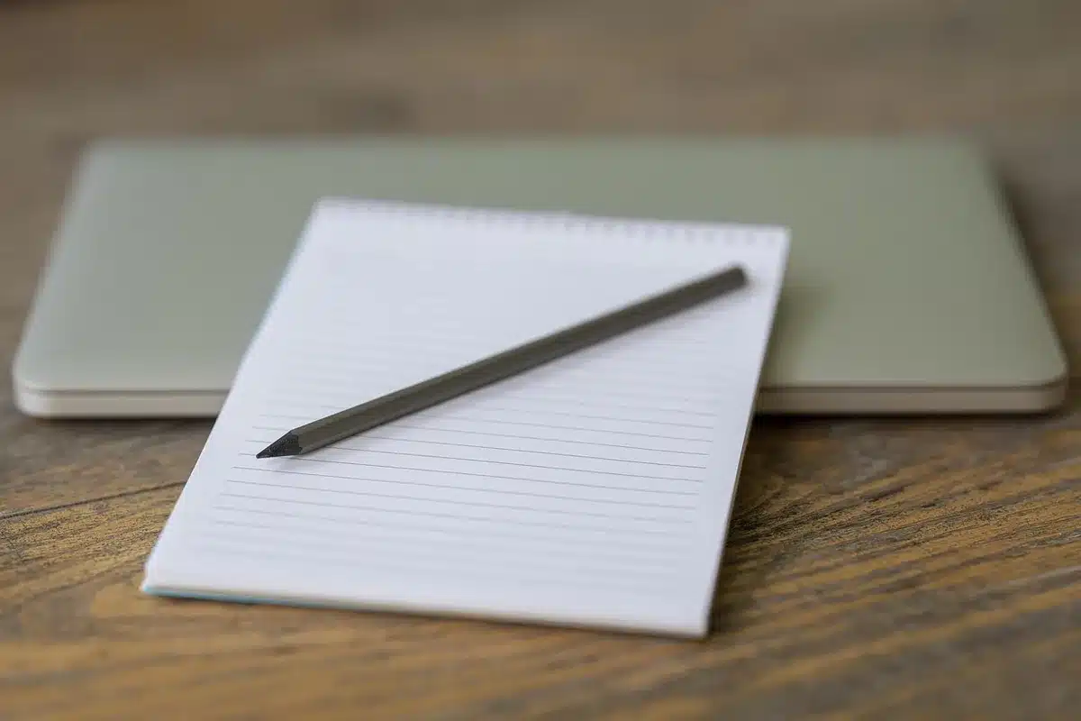 Ordinateur portable et documents imprimés utilisés pour recouper des informations